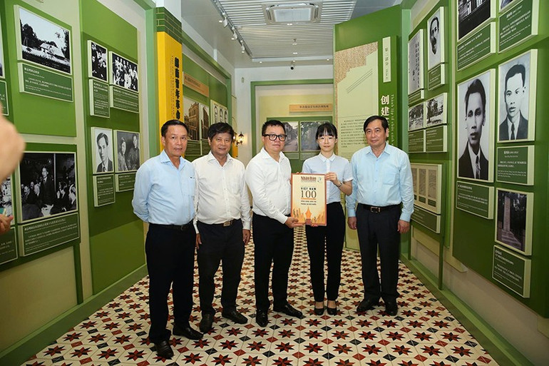 Đồng chí Lê Quốc Minh tặng khu di tích ấn phẩm đặc biệt kỷ niệm 100 năm Ngày Báo chí cách mạng Việt Nam của Báo Nhân Dân. Ảnh trong bài | SƠN HẢI tang-di-tich.jpg