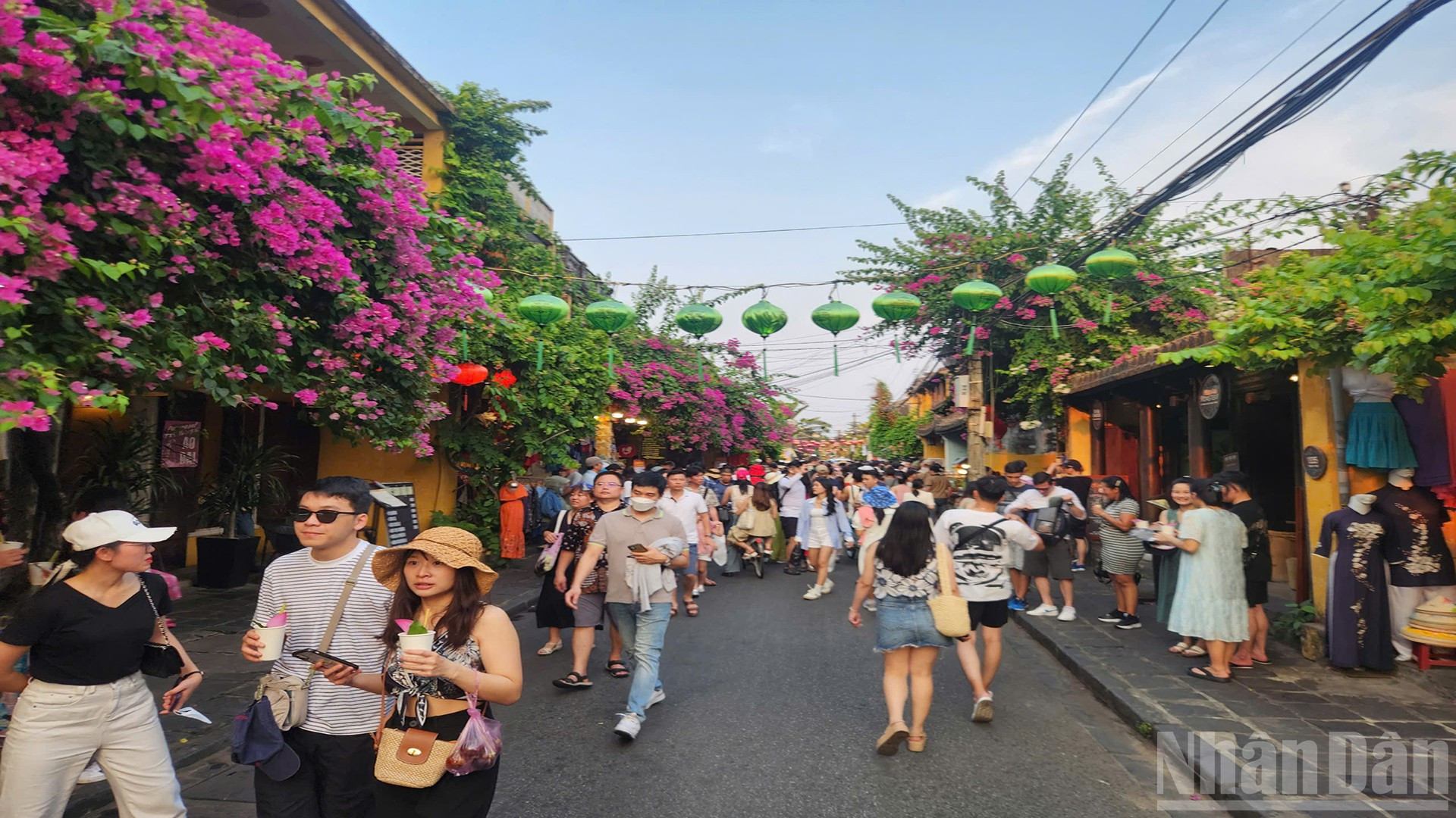 Phố cổ Hội An đang ngày càng quá tải về lượng khách du lịch. ndo_br_4.jpg