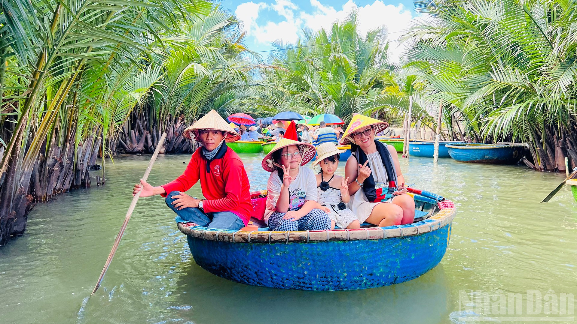 Rừng dừa Bảy Mẫu cũng là điểm đến ưa thích của du khách. ndo_br_13.jpg