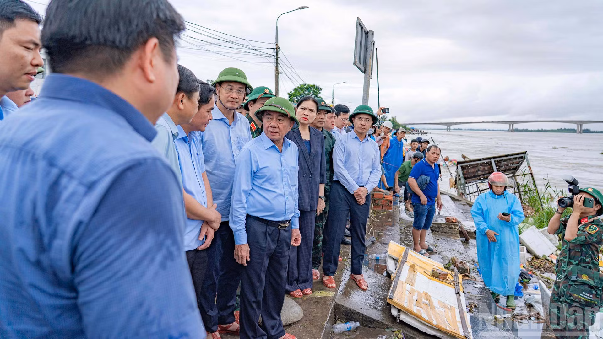 Thường trực Ban Bí thư cùng Đoàn công tác của Trung ương đi kiểm tra thực tế tình hình sạt lở tại bờ kè An Lương, xã Duy Nghĩa, thành phố Đà Nẵng.
