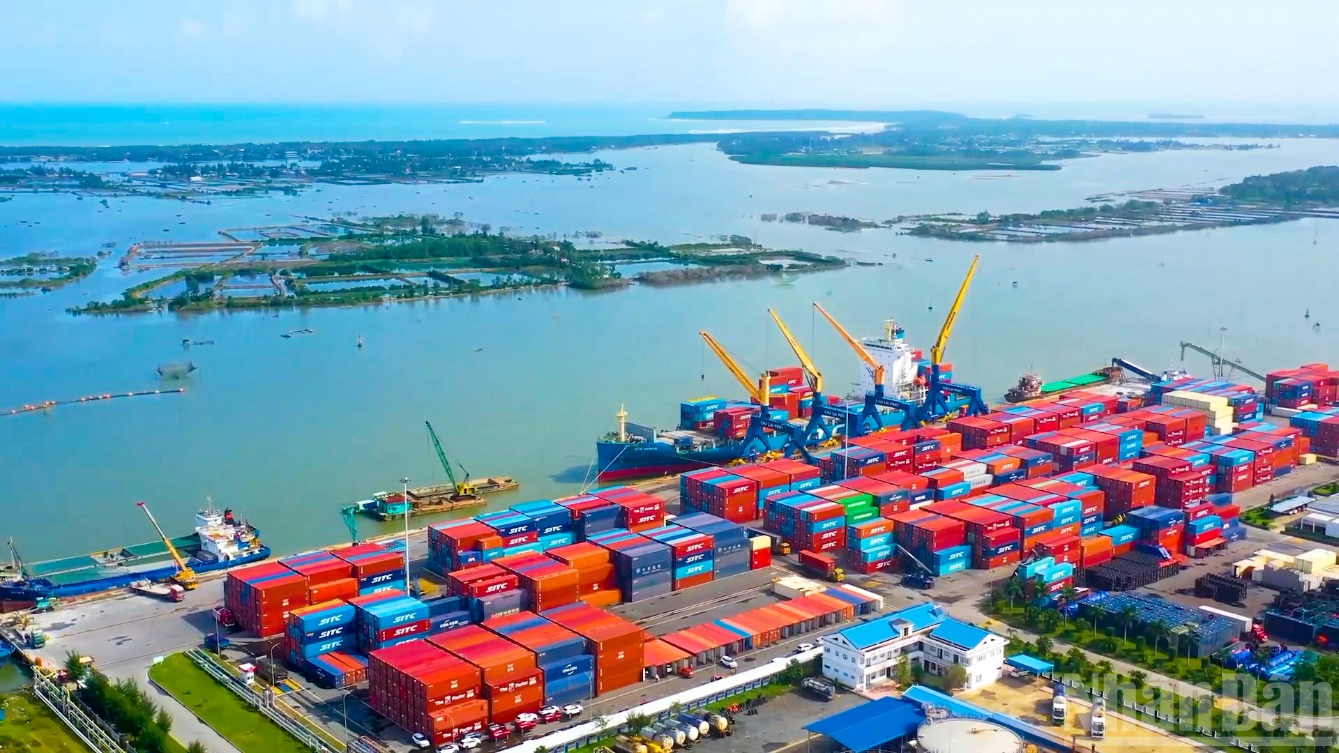 Một góc cảng Chu Lai nhìn từ trên cao. ndo_br_cang-chu-lai-1.jpg