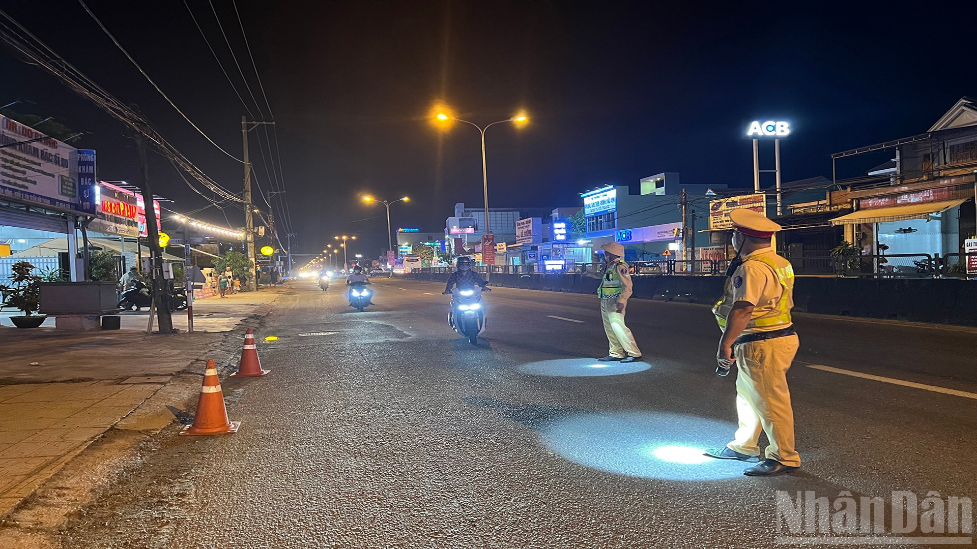 Đa phần người tham gia giao thông chấp hành khá nghiêm việc kiểm tra nồng độ cồn tại khu vực lực lượng Cảnh sát giao thông lập chốt. ndo_br_4.jpg
