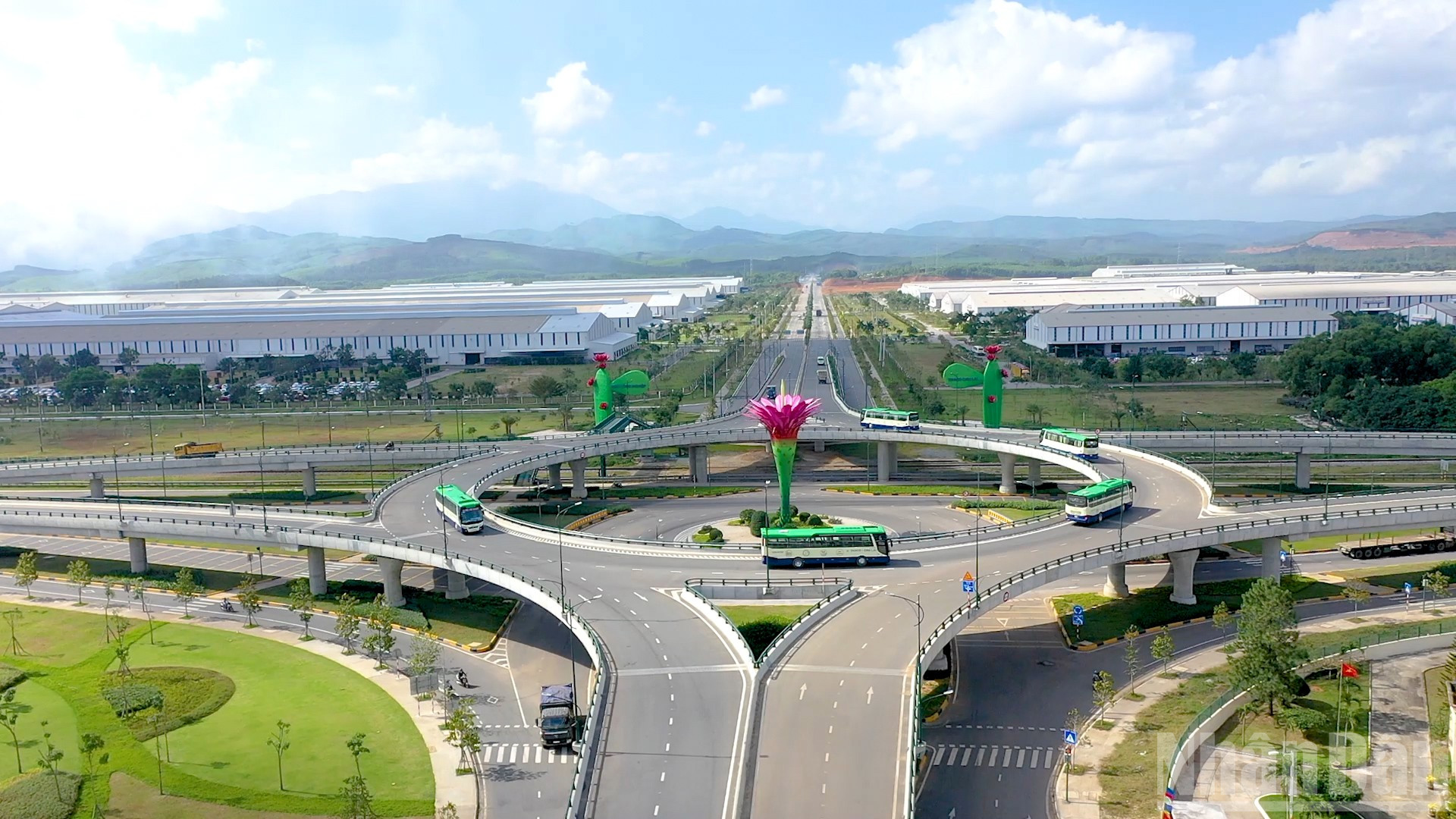 Một góc tại Khu công nghiệp Thaco Chu Lai. ndo_br_cau-vuot-thaco-2.jpg