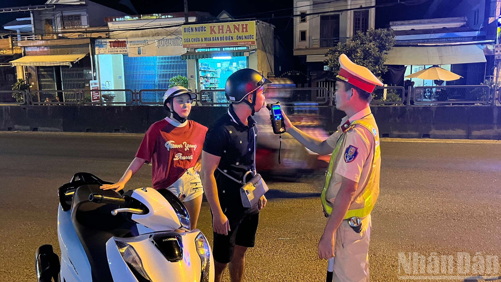Việc kiên quyết xử lý nghiêm vi phạm nồng độ cồn góp phần ổn định tình hình trật tự an toàn giao thông trên địa bàn thành phố Đà Nẵng. ndo_br_8.jpg