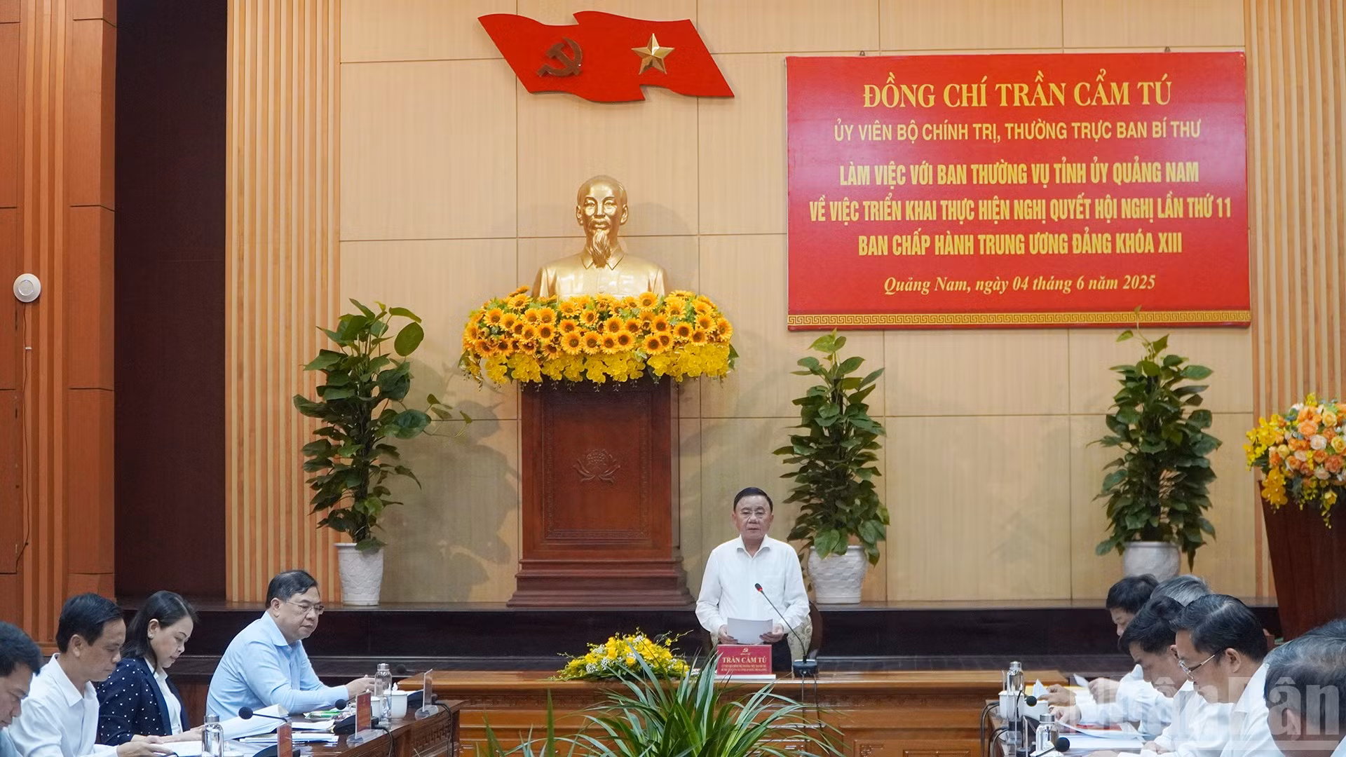 Đồng chí Trần Cẩm Tú, Ủy viên Bộ Chính trị, Thường trực Ban Bí thư, phát biểu tại buổi làm việc.