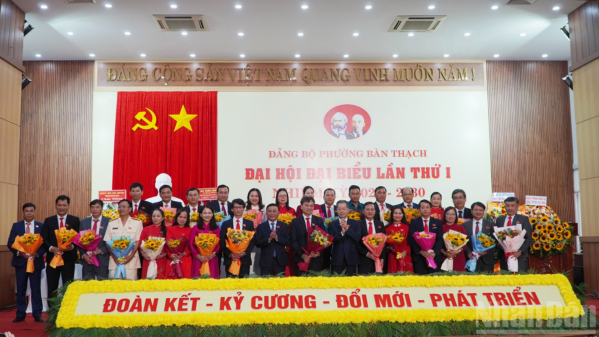 Ban Chấp hành Đảng bộ phường Bàn Thạch ra mắt tại Đại hội. (Ảnh: ANH QUÂN) ndo_br_adad.jpg