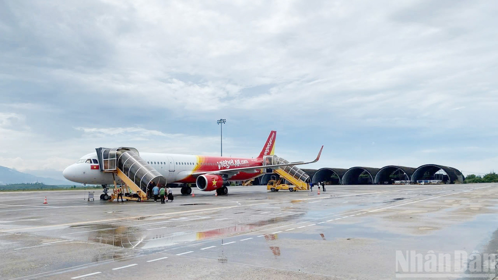 Máy bay hãng Vietjet Air chờ khách ở sân bay Chu Lai. ndo_br_9.jpg