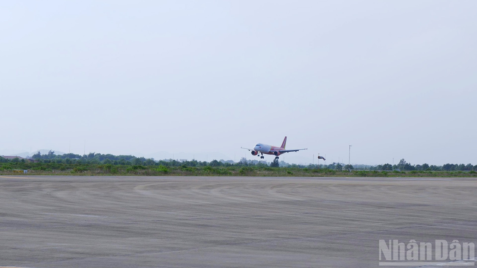Máy bay hãng Vietjet Air cất cánh tại sân bay Chu Lai. ndo_br_14.jpg
