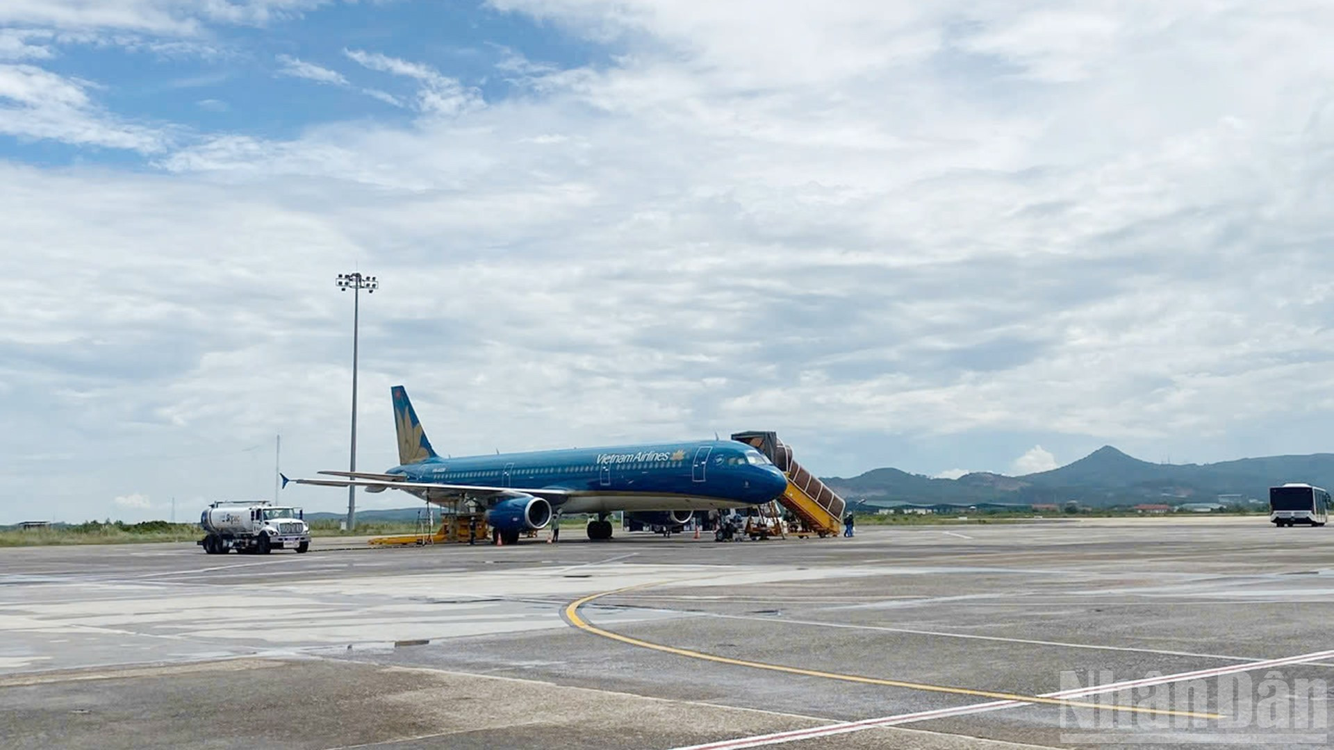 Máy bay hãng Vietnam Airlines chờ khách ở sân bay Chu Lai. ndo_br_10.jpg