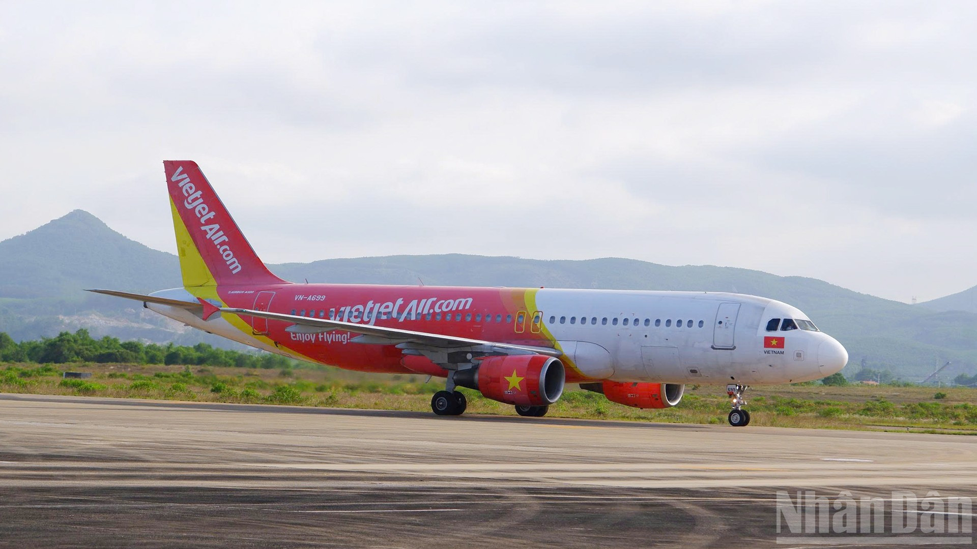 Máy bay hãng Vietjet Air hạ cánh xuống sân bay Chu Lai. ndo_br_15.jpg