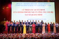 Bí thư Thành ủy Hà Nội Bùi Thị Minh Hoài cùng các đại biểu và lãnh đạo xã Quang Minh.