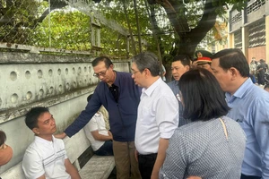 Đoàn Công tác thăm hỏi gia đình nạn nhân trong vụ hỏa hoạn. (Ảnh: HỒNG PHÚC)