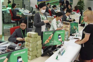 Giao dịch khách hàng tại chi nhánh ngân hàng VPBank. (Ảnh: KHÁNH AN)