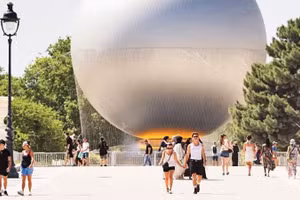 Thời tiết nắng nóng bao trùm thủ đô Paris, Pháp. (Ảnh: TÂN HOA XÃ)