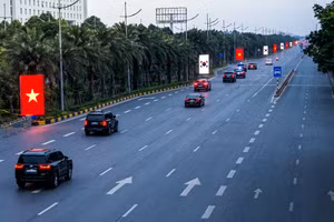 Hệ thống SKYLED Hà Nội hiển thị Quốc kỳ hai nước đã tạo nên hành lang nghi thức trang trọng, thể hiện sự trọng thị của Đảng và Nhà nước dành cho vị Nguyên thủ quốc gia Hàn Quốc. (Ảnh: Bizman Media)