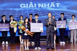 Lãnh đạo Bộ Giáo dục và Đào tạo trao các giải Nhất tặng các thí sinh đạt giải.