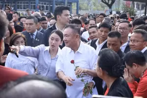 Cựu Thủ tướng Thái Lan Thaksin Shinawatra (giữa) rời nhà tù trung tâm Klong Prem ở Bangkok, hưởng chế độ ân xá ra tù trước thời hạn, ngày 11/5/2026. (Ảnh: THX/TTXVN)