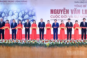 Tổng Bí thư Tô Lâm, các đồng chí lãnh đạo Đảng, Nhà nước và các đại biểu cắt băng khai mạc Triển lãm “Tổng Bí thư Nguyễn Văn Linh - Cuộc đời và sự nghiệp”. (Ảnh: ĐĂNG KHOA) 