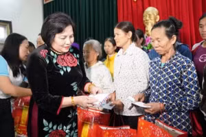 Đại diện Liên hiệp hội Phụ nữ Việt Nam tại Đức trao quà tặng phụ nữ nghèo huyện Yên Định (tỉnh Thanh Hóa) trong chương trình Tết ấm áp, xuân yêu thương 2024.