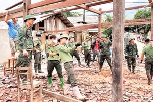 Cán bộ, chiến sĩ các đơn vị Công an tỉnh Bắc Kạn (cũ) hỗ trợ các hộ dân khắc phục hậu quả mưa lũ, ngày 22/5/2025. (Ảnh: NAM PHONG)