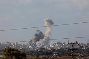 Khói bốc lên sau cuộc không kích của Israel xuống thành phố Gaza, ngày 25/9/2025. (Ảnh: THX/TTXVN)