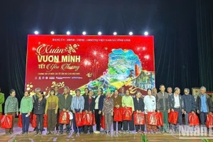 Công an xã Vĩnh Linh trao quà Tết đến các hộ dân có hoàn cảnh khó khăn trên địa bàn xã.