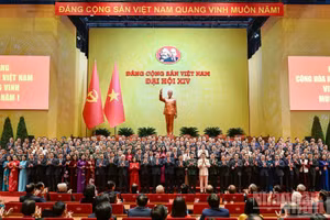 Ban Chấp hành Trung ương Đảng Cộng sản Việt Nam khóa XIV ra mắt Đại hội. (Ảnh: DUY LINH)