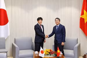 Thứ trưởng Thường trực Bộ Ngoại giao Nguyễn Minh Vũ tiếp Hạ Nghị sĩ, Thứ trưởng Ngoại giao Nhật Bản Shimada Tomoaki tại cuộc gặp bên lề Lễ hội Việt-Nhật lần thứ 11. (Ảnh: Bộ Ngoại giao)