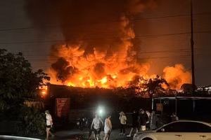 Hiện trường đám cháy. (Ảnh: TTXVN)