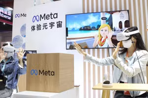 Khách tham quan trải nghiệm các thiết bị thực tế ảo (VR) của Meta Platforms tại khu vực triển lãm Công nghiệp thông minh và Công nghệ thông tin thuộc Hội chợ Nhập khẩu quốc tế Trung Quốc lần thứ 5. (Ảnh: TÂN HOA XÃ)