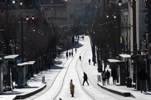 Người dân Israel di chuyển trên đường phố ở Jerusalem ngày 28/2/2026. (Ảnh: THX/TTXVN)