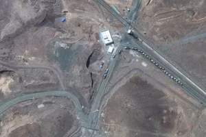 Các xe tải chở hàng di chuyển tại lối vào cơ sở hạt nhân ở tỉnh Qom, Iran. (Ảnh: AA/TTXVN)