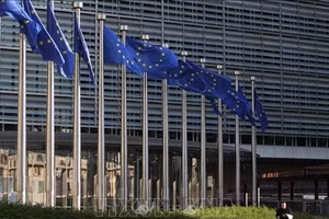 Cờ Liên minh châu Âu (EU) tại trụ sở Ủy ban châu Âu (EC) ở Brussels, Bỉ. (Ảnh: THX/TTXVN)