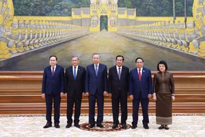 Chủ tịch Đảng Nhân dân Campuchia Samdech Techo Hun Sen đón Tổng Bí thư Tô Lâm và đoàn đại biểu cấp cao Việt Nam dự Quốc yến chào mừng. (Ảnh: Dương Giang/TTXVN)