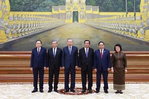 Chủ tịch Đảng Nhân dân Campuchia Samdech Techo Hun Sen đón Tổng Bí thư Tô Lâm và đoàn đại biểu cấp cao Việt Nam dự Quốc yến chào mừng. (Ảnh: Dương Giang/TTXVN)