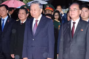 Tổng Bí thư Tô Lâm dự Lễ khánh thành Tượng đài Chủ tịch Hồ Chí Minh trong khuôn viên Đại sứ quán Việt Nam tại Triều Tiên. (Ảnh: TTXVN)