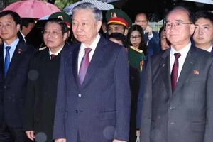 Tổng Bí thư Tô Lâm dự Lễ khánh thành Tượng đài Chủ tịch Hồ Chí Minh trong khuôn viên Đại sứ quán Việt Nam tại Triều Tiên. (Ảnh: TTXVN)