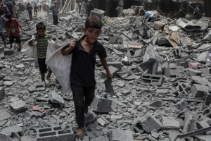 Cảnh đổ nát sau cuộc không kích của Israel xuống phía tây thành phố Gaza (Ảnh: TÂN HOA XÃ)