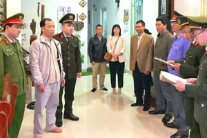 Cơ quan An ninh điều tra Công an thành phố Huế tống đạt quyết định khởi tố vụ án, khởi tố bị can, lệnh bắt bị can để tạm giam đối với Nguyễn Xuân Bình. (Ảnh: Bộ Công an)