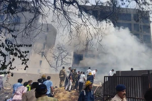 Hiện trường thảm kịch rơi máy bay tại Ấn Độ. (Ảnh: Tân hoa xã)