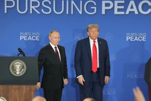 Tổng thống Mỹ Donald Trump (phải) và Tổng thống Nga Vladimir Putin trong cuộc họp báo chung tại Căn cứ Elmendorf-Richardson ở Anchorage, bang Alaska (Mỹ) ngày 15/8/2025. (Nguồn: THX/TTXVN)