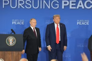 Tổng thống Mỹ Donald Trump (phải) và Tổng thống Nga Vladimir Putin trong cuộc họp báo chung tại Căn cứ Elmendorf-Richardson ở Anchorage, bang Alaska (Mỹ) ngày 15/8/2025. (Nguồn: THX/TTXVN)