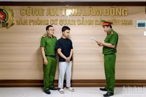 Cơ quan điều tra thi hành lệnh bắt đối với Ngô Anh Tuấn. (Ảnh: Công an tỉnh Lâm Đồng)