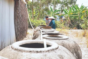 Tận dụng các lu bồn để hứng và dự trữ “nước trời” vẫn là giải pháp cầm cự của người dân trong những tháng khô hạn.