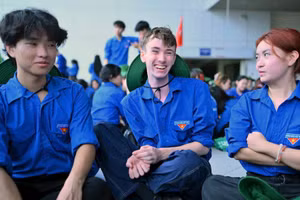 Toby James Foster (ở giữa) cùng bạn bè trước giờ lên đường tham gia chiến dịch tình nguyện “Mùa hè xanh” năm 2026.