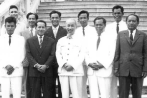 Chủ tịch Hồ Chí Minh và lãnh đạo Hội Những người viết báo Việt Nam (nay là Hội Nhà báo Việt Nam) tiếp Hội Nhà báo Khmer, năm 1958. (Nguồn: Bảo tàng Báo chí Việt Nam)