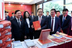 Chủ tịch Quốc hội Trần Thanh Mẫn thăm gian trưng bày các ấn phẩm sách của Nhà xuất bản Chính trị quốc gia Sự thật. (Ảnh: DUY LINH) 