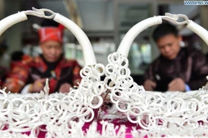 Các thợ thủ công chế tác trang sức bạc tại một cửa hàng bạc ở tỉnh Quý Châu, tây nam Trung Quốc. (Ảnh: Xinhua)