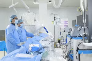 Tiến sĩ, bác sĩ Vũ Văn Bạ và ê-kíp làm chủ công nghệ lập bản đồ 3D trong phẫu thuật điều trị loạn nhịp tim. (Ảnh: THU HOÀI)