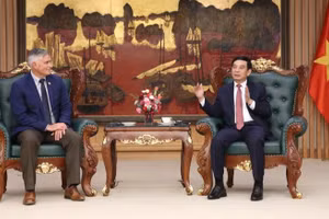 Phó Thủ tướng, Bộ trưởng Quốc phòng, Đại tướng Phan Văn Giang tiếp Hạ nghị sĩ Michael Baumgartner. (Ảnh: baochinhphu.vn)